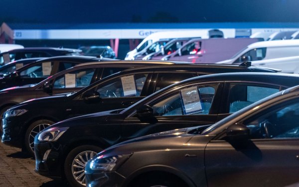 Kraftfahrzeuge stehen auf dem Gelände eines Autohauses. - © Hendrik Schmidt/dpa