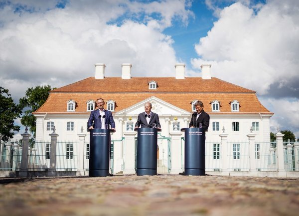 Bundeskanzler Olaf Scholz (SPD), Wirtschaftsminister Robert Habeck (Grüne) und Finanzminister Christian Lindner (FDP) geben am 31.08.2022 vor dem Schloss Meseberg eine Pressekonferenz. - © Kay Nietfeld/dpa