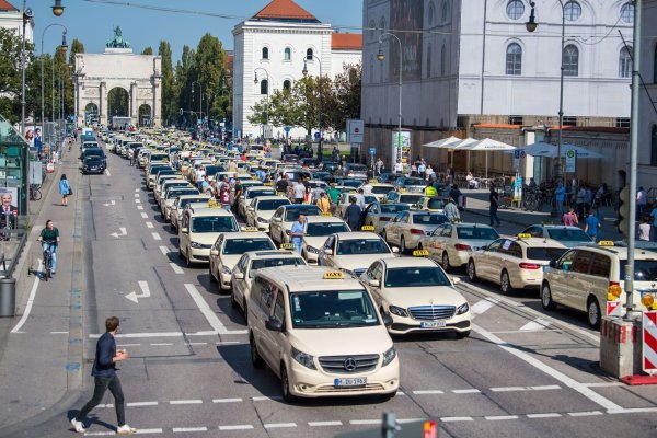 Münchner Taxifahrer können vorab bestellte Fahrten ab September zu Festpreisen anbieten. - © Lino Mirgeler/dpa
