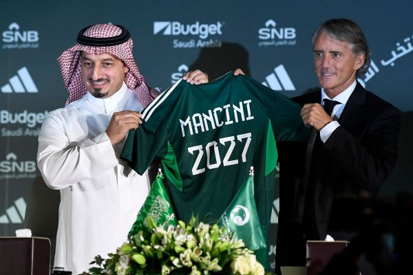 Roberto Mancini (r) und Yasser Al Misehal, der Präsident des saudi-arabischen Fußballverbandes, bei der Vorstellung des neuen Nationaltrainers. - © Uncredited/AP/dpa