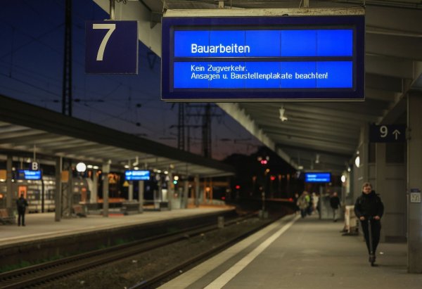 Auf einer Anzeigetafel wird auf eine Streckensperrung hingewiesen. - © Oliver Berg/dpa