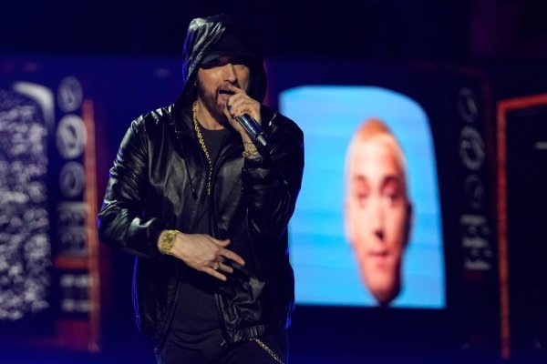 Rapper Eiminem bei der Einführungszeremonie der Rock & Roll Hall of Fame 2022. - © Chris Pizzello/Invision/AP/dpa
