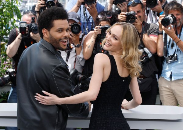Abel Tesfaye alias Rapper The Weeknd und Lily-Rose Depp stellen «The Idol» auf den 76. internationalen Filmfestspielen in Cannes vor. - © Joel C Ryan/Invision/AP
