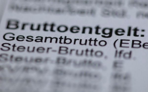 Im zweiten Quartal dieses Jahres übertrafen die sehr starken Gehaltserhöhungen von 6,6 Prozent die Steigerungen bei den Verbraucherpreisen (6,5 Prozent), wie das Statistische Bundesamt berichtet. - © Jens Büttner/dpa-Zentralbild/dpa
