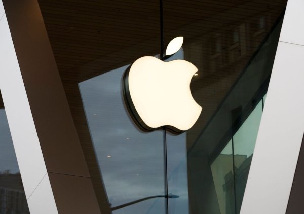 Apple-Logo an der Fassade eines Apple-Stores in New York. - © Kathy Willens/AP/dpa
