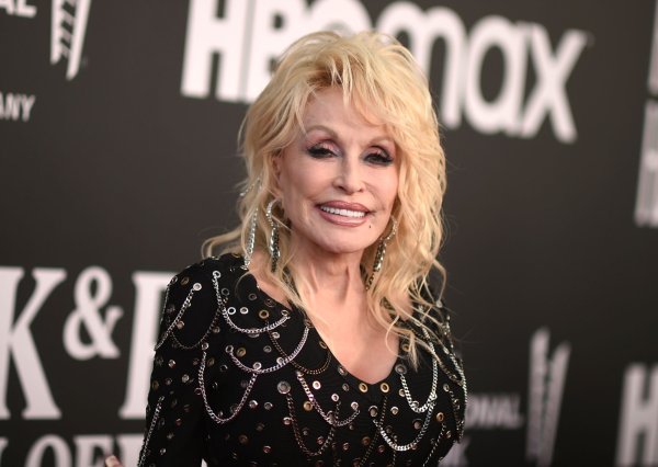 Dolly Parton bei der Einführungszeremonie der Rock & Roll Hall of Fame 2022. - © Richard Shotwell/Invision via AP/dpa