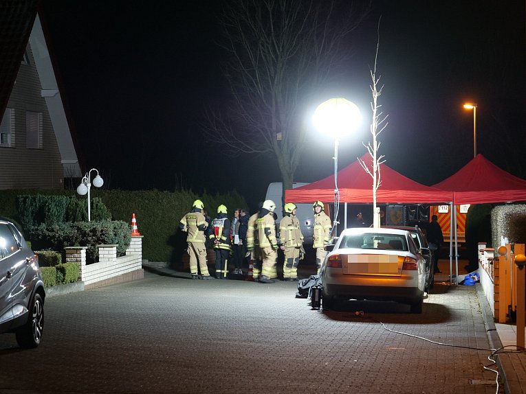 Spurensicherung: Am Ende des verkehrsberuhigten Bereiches auf dem Kaukenberg in Paderborn hat sich das Familiendrama ereignet, bei dem zwei Menschen ums Leben kamen.