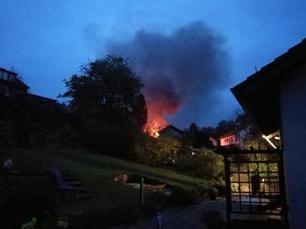 Schwarzer Rauch und Explosionen waren am Dienstagabend in Kohlstädt zu sehen. - © Verleih Centrum Drawe