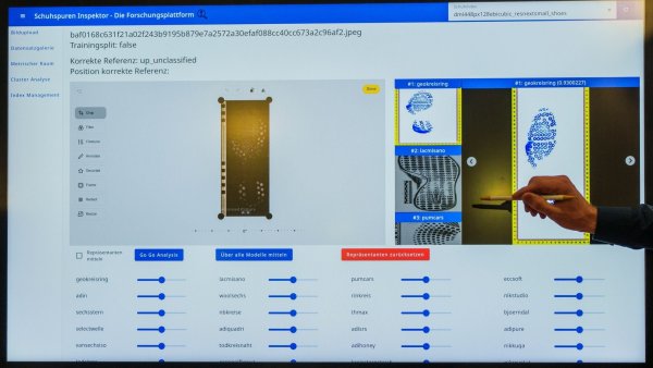 Ein sichergestellter Schuhabdruck von einem Tatort wird mit Hilfe von Künstlicher Intelligenz mit vorhandenen Datensätzen verglichen. - © Andreas Arnold/dpa