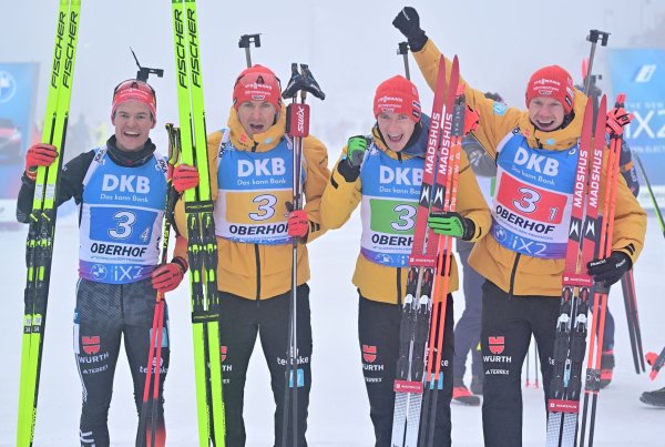 Philipp Horn, Philipp Nawrath, Benedikt Doll und Roman Rees feiern den zweiten Platz in der Staffel. - © Martin Schutt/dpa