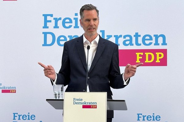 FDP-Chef Dürr: Man sollte auch weniger Urlaub nehmen dürfen. (Archivbild) - © Andreas Hoenig/dpa