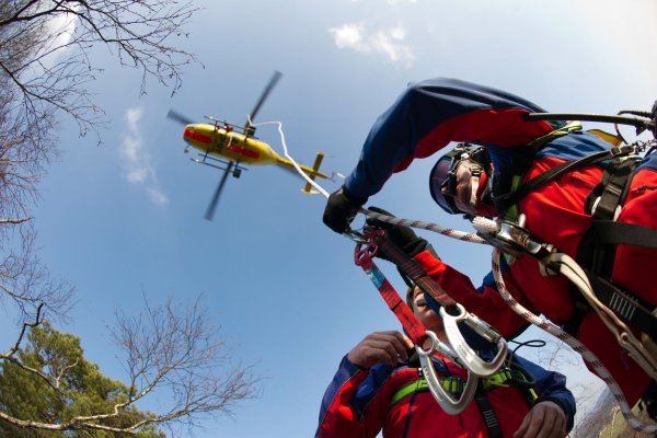 Der elfjährige Junge wurde mit dem Rettungshubschrauber in ein Krankenhaus gebracht. (Symbolbild) - © picture alliance / dpa