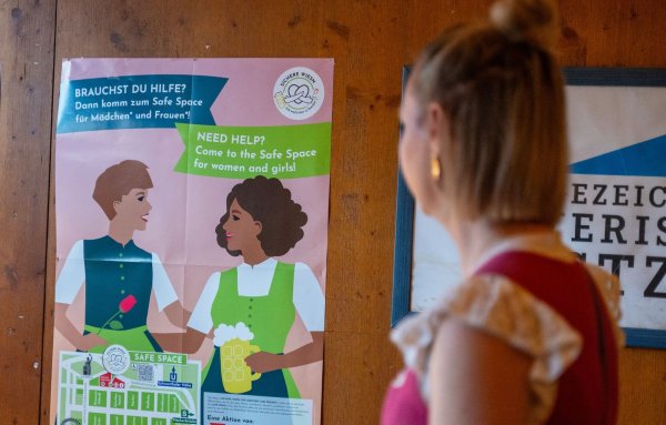 Der «Safe Space» wirbt unter anderem mit Plakaten und Flyern (Archivbild). - © Leonie Asendorpf/dpa