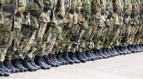 Könnte Deutschlands größter Vermieter Vonovia auch Wohnungen für Soldaten bereitstellen? Ja, sagt Konzernchef Rolf Buch. (Archivbild) - © Julian Stratenschulte/dpa