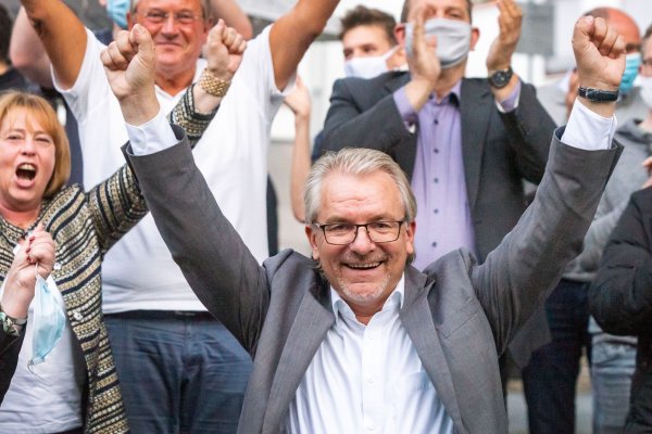 Jubel bei Marc Buchholz: Er kann wohl doch Oberbürgermeister von Mülheim an der Ruhr bleiben. (Archivbild) - © Arnulf Stoffel/dpa