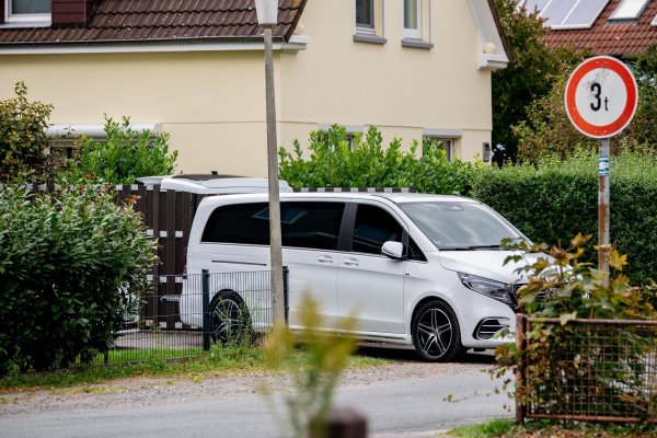 Ein Leichenwagen vor dem Wohnhaus. - © Hauke-Christian Dittrich/dpa