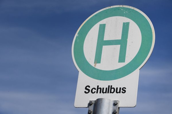 Ein Schulbus ist in Eschweiler in einen Unfall verwickelt worden - zehn Kinder wurden verletzt. (Illustration) - © Stefan Sauer/dpa