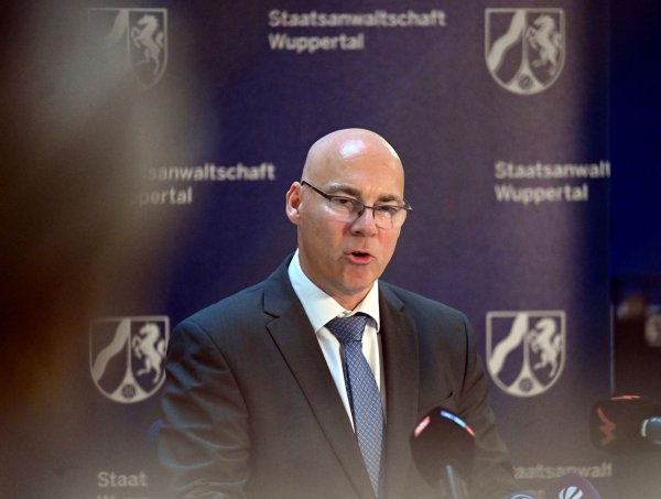 Der Wuppertaler Oberstaatsanwalt Wolf-Tilman Baumert informierte über die Razzia in vier NRW-Städten. (Archivbild) - © Roberto Pfeil/dpa