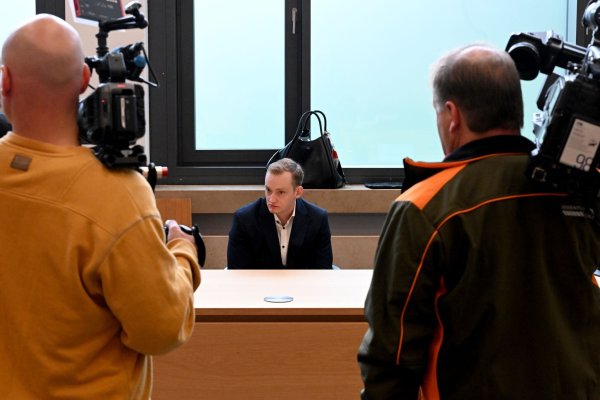 Der Angeklagte will ausdrücklich nicht gepixelt werden. «Er hat nichts falsch gemacht», sagt seine Anwältin. - © Felix Hörhager/dpa