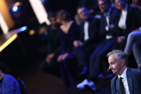 Jan Böhmermann sagt den Auftritt von Rapper Chefket bei seiner Ausstellung in Berlin wegen Antisemitismus-Vorwürfen ab. - © Rolf Vennenbernd/dpa