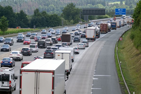 Wegen des langen Wochenendes und der Herbstferien wird mit Staus vor allem an den Samstagen im Oktober gerechnet. (Archivbild) - © Pia Bayer/dpa