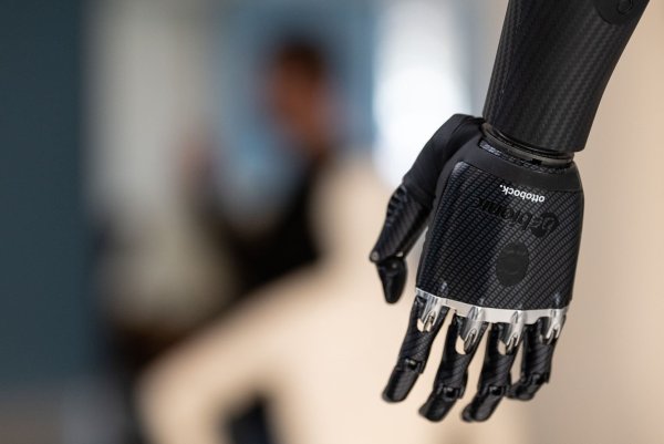 Handprothese im Showroom von Ottobock in Duderstadt. Der Orthopädietechnikhersteller geht an die Börse. - © Swen Pförtner/dpa