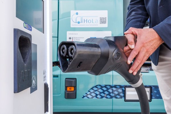 Ladekabel mit hoher Leistung: An der A2 gibt es einen neuen Ladepark für Elektro-Lastwagen - © Friso Gentsch/dpa
