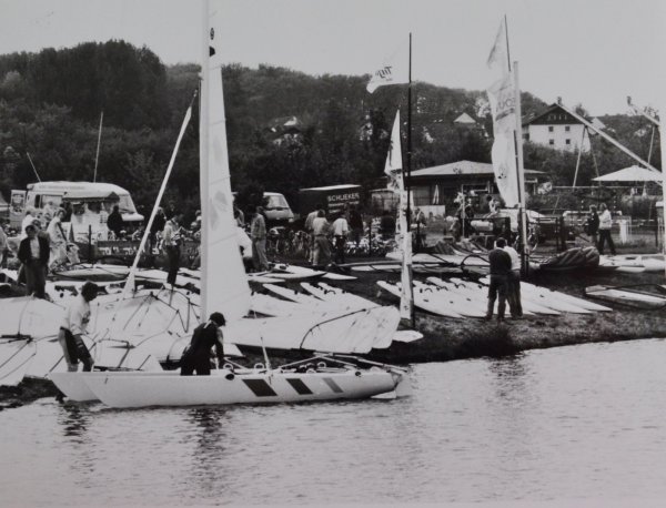 Veranstaltungen wie diverse Wassersportaktionswochenenden lotsen viele Besucher an den Schiedersee. - © Manfred Brinkmeier