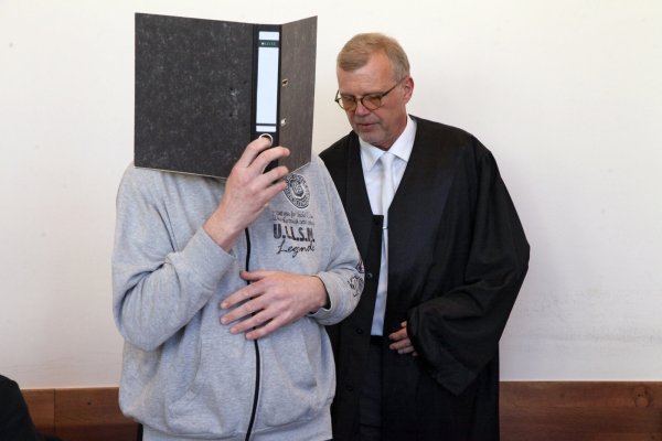 Der Angeklagte Andreas V. zeigt sich der Öffentlichkeit nur hinter einem Aktenordner. Vertreten wird er vor Gericht durch Strafverteidiger Johannes Salmen. - © Bernhard Preuß