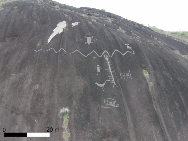Petroglyphen sind in einen Fels graviert. - © Dr Philip Riris/dpa