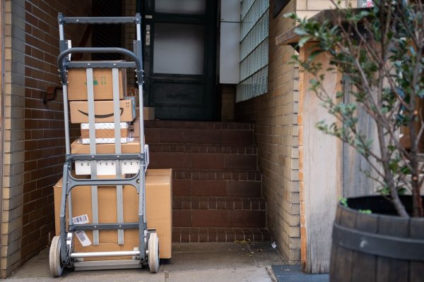 Pakete sind in einem Hauseingang gestapelt. - © Sebastian Gollnow/dpa