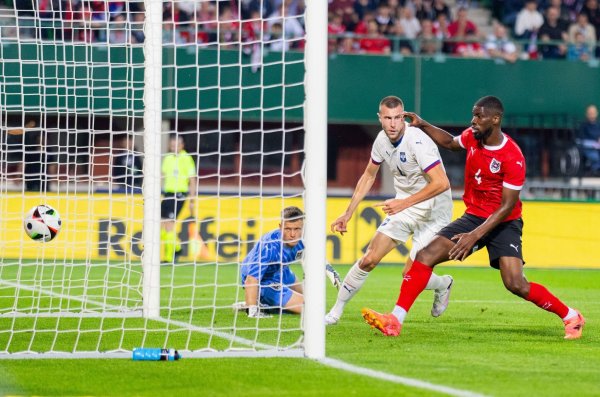 Fußball: Länderspiele, Österreich - Serbien im Ernst Happel Stadion, Serbiens Strahinja Pavlovic (2.v.r) erzielt Österreichs Torhüter Patrick Pentz (l) und Kevin Danso das Tor zum 2:1. - © Georg Hochmuth/APA/dpa