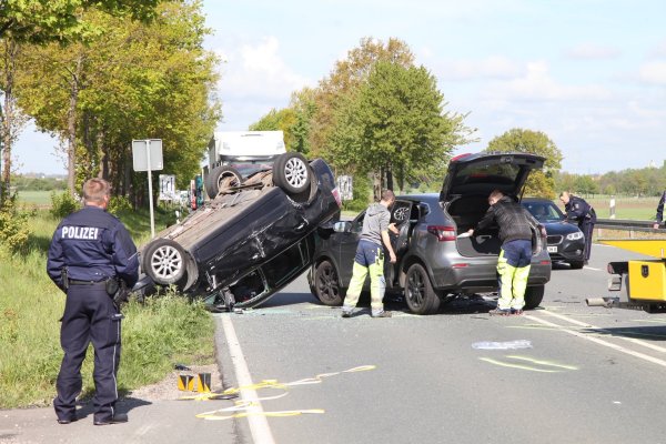 Auf der Ostwestfalenstraße ist es zwischen Lieme und Retzen zu einem schweren Unfall gekommen. - © Bernhard Preuss