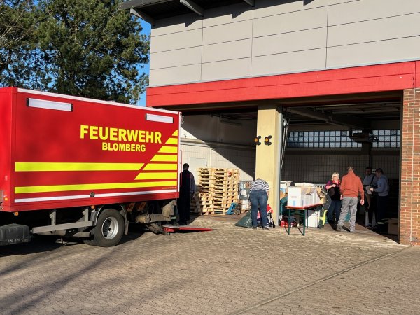 Die Feuerwehr Blomberg sortiert die Spenden. - © Freitag-TV