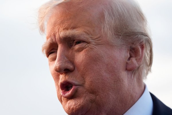 Laut US-Präsident Donald Trump sind bei einem Angriff seines Landes auf ein angeblich mit Drogen beladenes Schiff drei Menschen getötet worden. (Archivbild) - © Alex Brandon/AP/dpa