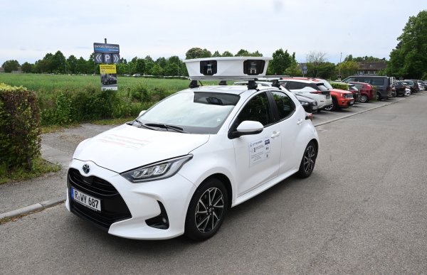 Heidelberg setzt als eine der ersten Kommune bundesweit auf ein Scan-Auto im Kampf gegen Parksünder - hier ein Scan-Fahrzeug bei einem Modellversuch auf dem Parkplatz der Universität Hohenheim bei Stuttgart. (Archivbild) - © Bernd Weißbrod/dpa