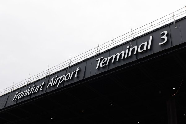 Bevor das neue Terminal in Betrieb geht, plant der Flughafenbetreiber Fraport einen Testlauf. (Archivbild) - © Lando Hass/dpa