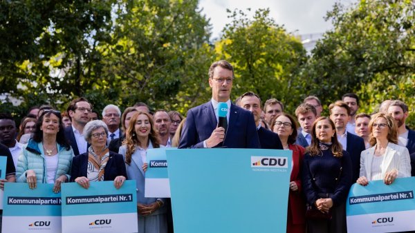 Ministerpräsident und CDU-Landeschef Hendrik Wüst hat Grund zum Feiern: Seine Partei ist Wahlsiegerin in Nordrhein-Westfalen. - © Rolf Vennenbernd/dpa