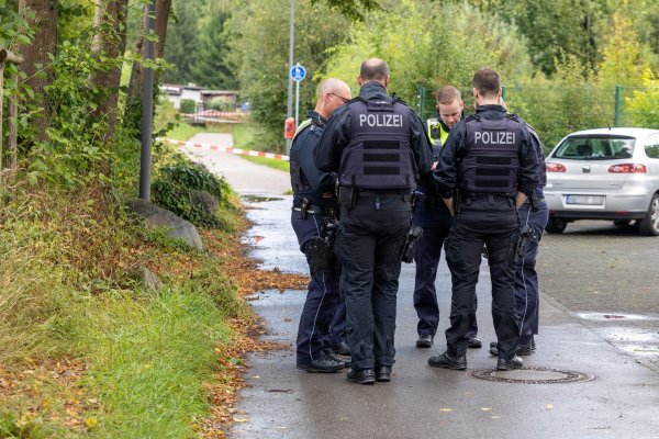 Die Polizei konnte einen Tatverdächtigen noch in der Nähe des Tatorts festnehmen, wie sie berichtete. - © Kai Osthoff/dpa