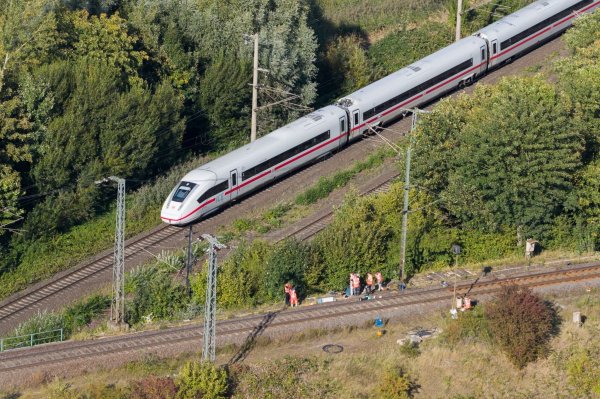 Mittlerweile läuft der Bahnverkehr zwischen Hannover und Berlin fast wieder wie gewohnt. - © Julian Stratenschulte/dpa