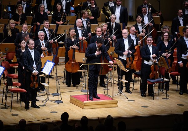 Dirigent Lahav Shani und die Münchner Philharmoniker werden in Berlin gefeiert. - © Bernd von Jutrczenka/dpa