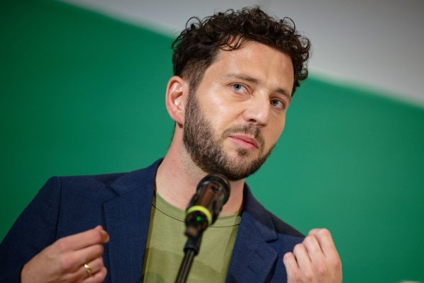 Felix Banaszak, Bundesvorsitzender der Grünen, zieht für seine Partei ein positives Ergebnis der NRW-Kommunalwahl. - © Henning Kaiser/dpa