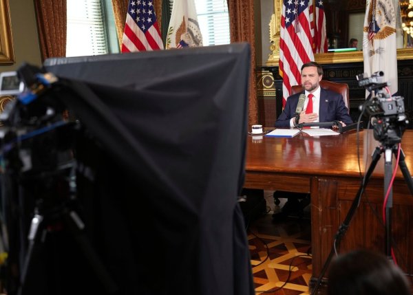 Im von Vance moderierten Podcast wurde Kirks Vermächtnis stark religiös gerahmt. - © Doug Mills/The New York Times/Pool The New York Times/AP/dpa