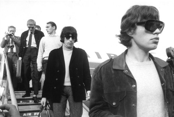 Am Flughafen Tegel verlassen Mick Jagger und Bill Wyman das Flugzeug. (Archivbild) - © Konrad Giehr/dpa