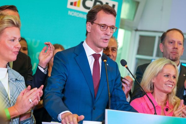Ministerpräsident Hendrik Wüst freut sich über das Abschneiden der CDU bei den Kommunalwahlen in Nordrhein-Westfalen. - © Christoph Reichwein/dpa
