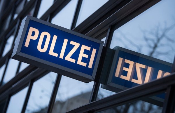 Die Polizei sucht Hinweise zu einem Diebstahl in Schlangen. - © Boris Roessler/dpa