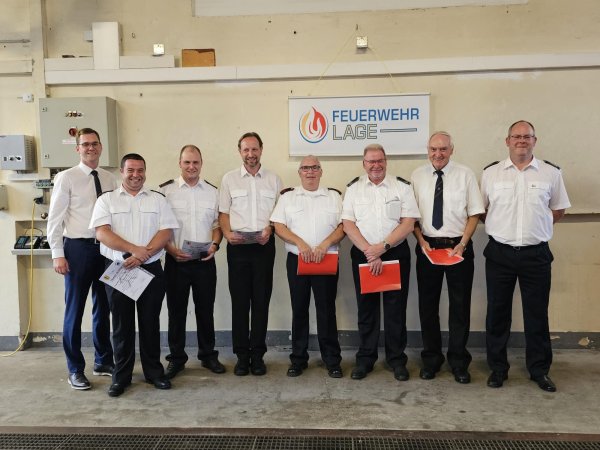 Bürgermeister Matthias Kalkreuter (links) und der Leiter der Feuerwehr Lage, Benjamin Brinkmeyer (rechts), ehrten auf der Jahreshauptversammlung in der Feuerwache Thomas Schönborn (von links), Jan Stölting, Thomas Büschemann, Heinrich Neddermann, Günter Lunazek und Kurt Nuchte für ihren langjährigen Dienst im Ehrenamt. - © Astrid Sewing