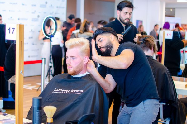 Unter Druck: Unter lauter Gesellen und Meistern schafft es der Wahl-Lipper, sich durchzusetzen und sein Modell Kai Jöstingmeier perfekt in Szene zu setzen. - © Carsten Loedige