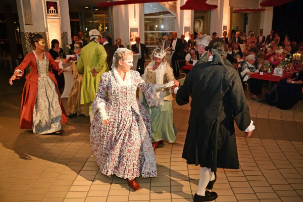 Eine große Bereicherung war eine Barock-Tanzgruppe, die von sich aus ihren Besuch angeboten hatte und den Gästen erst Tänze aus der Barock-Zeit vorführte und sie dann einwies. - © Nicole Ellerbrake