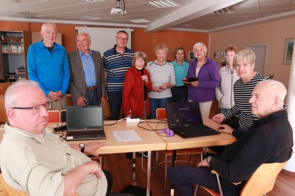 Der Computerclub der AWO ist wieder gestartet. Mit dabei sind Dieter Karbstein (von links), Ralf Vinke, Rudi Doil, Burkhard Kleine, Rosemarie Redeker, Elsbe Vogt, Angelika Cislik, Inge Berghoff, Brigitte Kniekamp, Christel Hartmann und Klaus Christians. Foto: Knut Dinter - © Knut Dinter